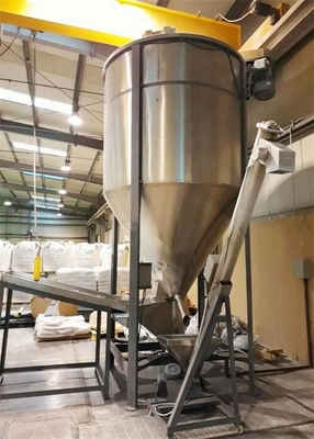 Het voeden van en het Vervoeren van de Transportband van de Schroefvoeder voor Plastic Korrelsvlokken