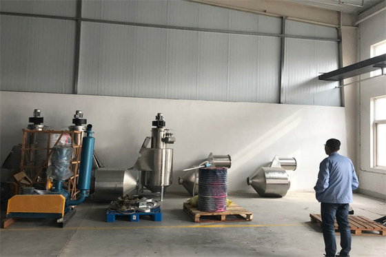 Geautomatiseerd centraal voedingssysteem met een capaciteit van 500 tot 2000 kg voor het drogen van kunststoffen